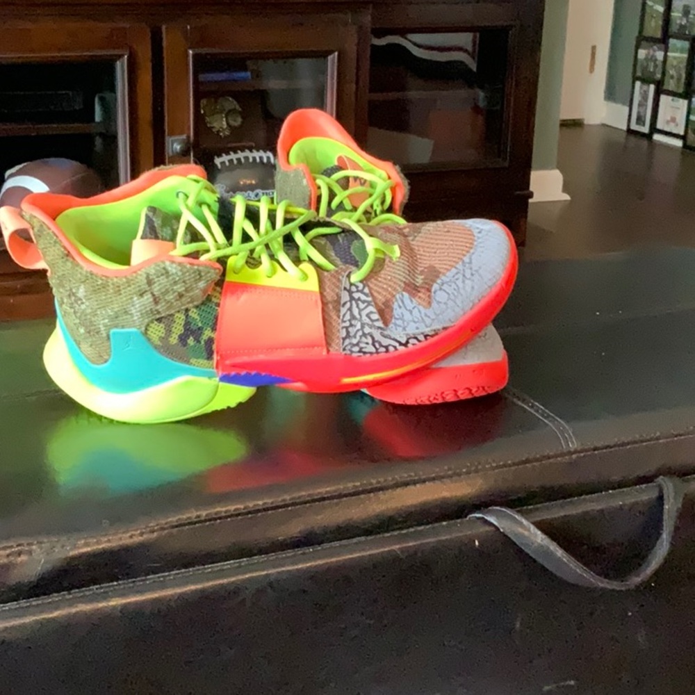 Basketball shoes